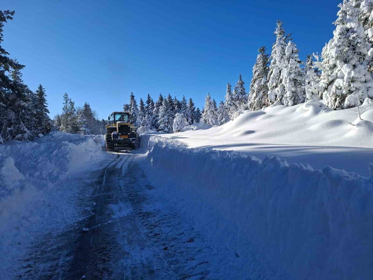 KASTAMONU’DA ETKİLİ OLAN KAR YAĞIŞININ ARDINDAN EKİPLER KAPALI KÖY YOLLARINDAKİ ÇALIŞMALARINI...