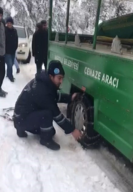 KASTAMONU’DA GEÇİRDİĞİ KALP KRİZİ SONUCU HAYATINI KAYBEDEN SALİM KAFA’NIN CENAZESİNİ TAŞIYAN ARAÇ...