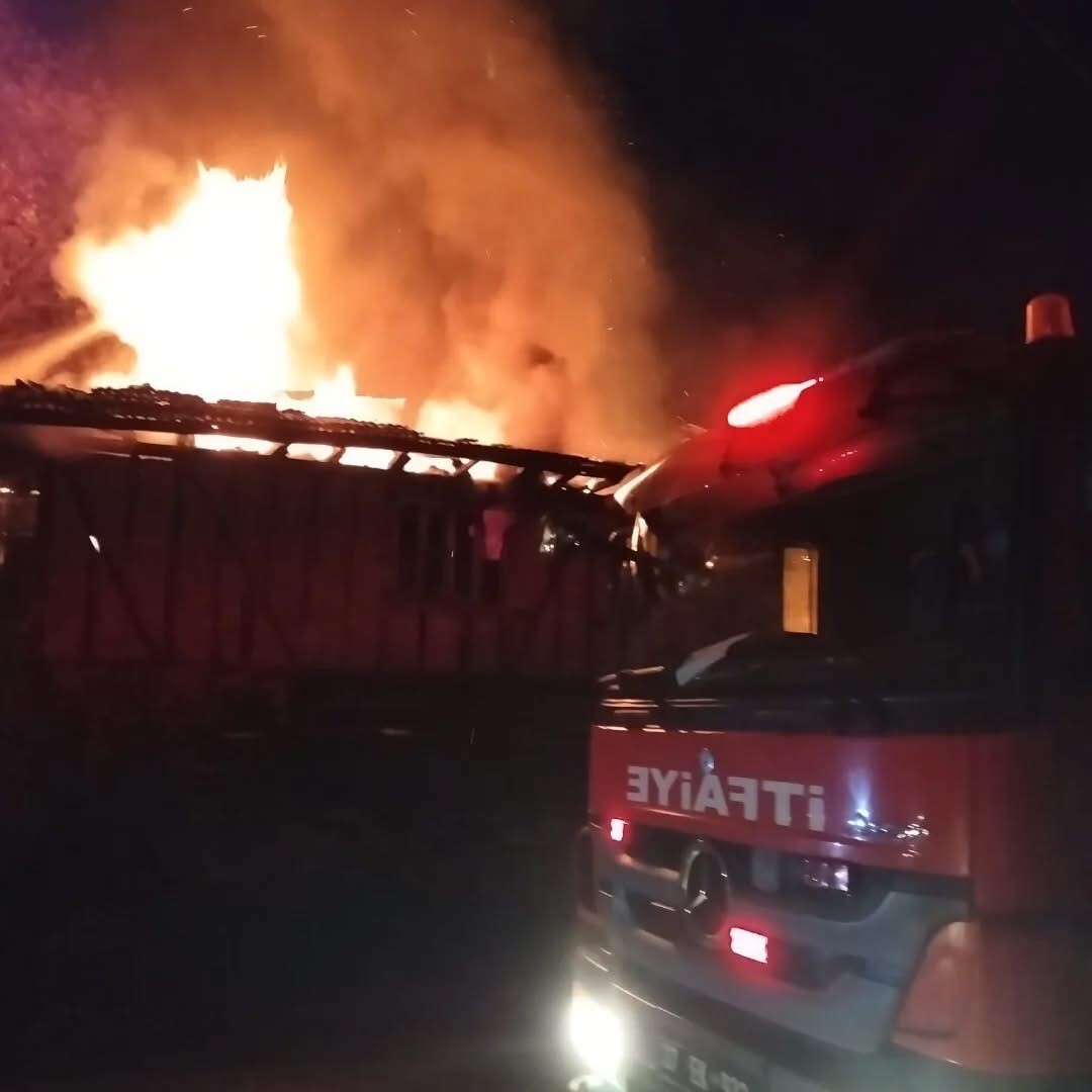 KASTAMONU’DA İL MERKEZİNDE ÇIKAN YANGINDA İKİ KATLI AHŞAP EV KULLANILAMAZ HALE GELDİ.
