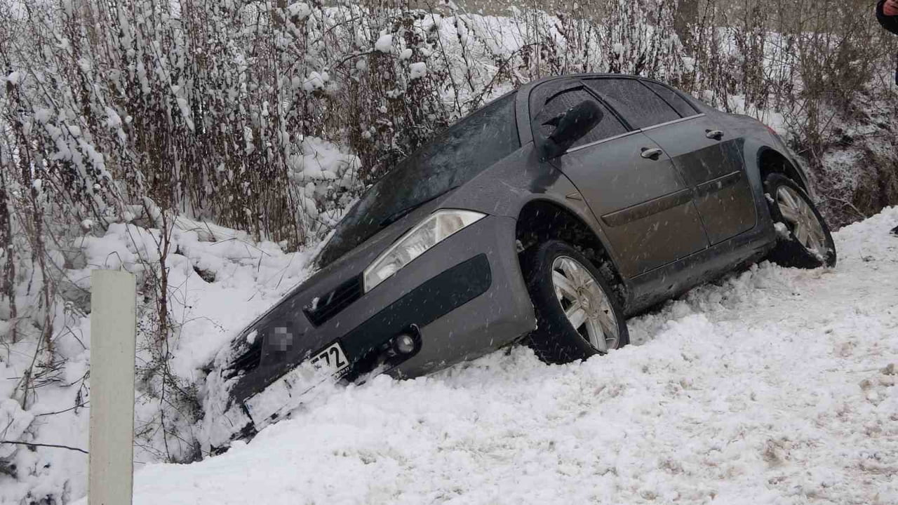 KASTAMONU’DA KAR YAĞIŞI NEDENİYLE KAYGANLAŞAN YOLDA SÜRÜCÜNÜN KONTROLÜNDEN ÇIKAN OTOMOBİL...