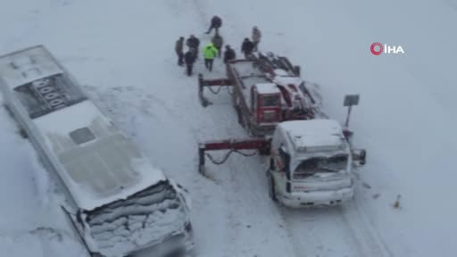 Kastamonu’da yoldan çıkan yolcu otobüsü kara saplandı
