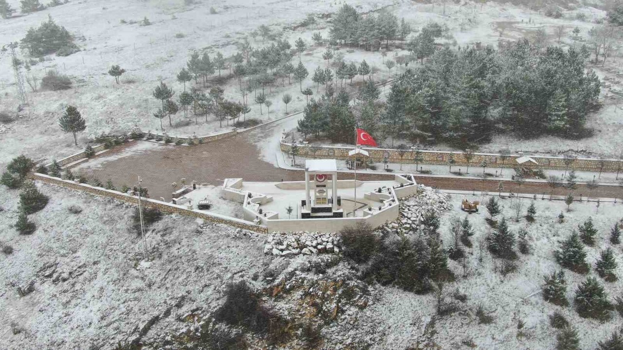 KASTAMONU’DA YÜKSEK RAKIMLI BÖLGELERDE KAR YAĞIŞI ETKİLİ OLUYOR. KAR YAĞIŞI SONRASI İLÇE...