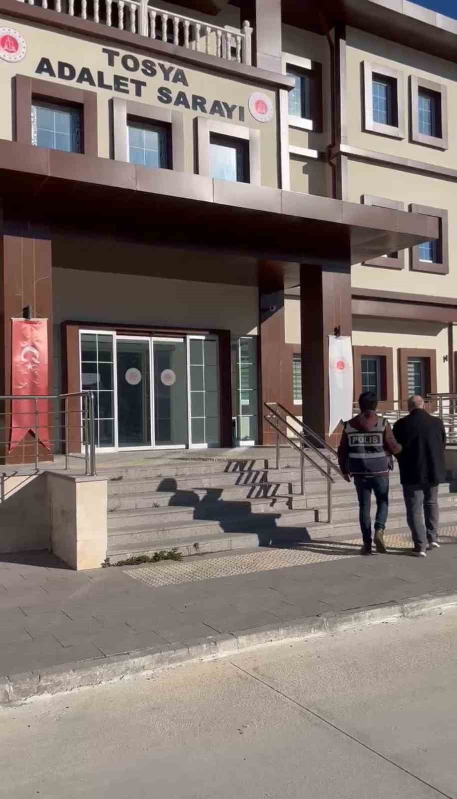 KASTAMONU İL EMNİYET MÜDÜRLÜĞÜ EKİPLERİNCE FİRARİ OLARAK ARANAN FETÖ/PDY ÜYESİ ŞAHIS YAKALANARAK...