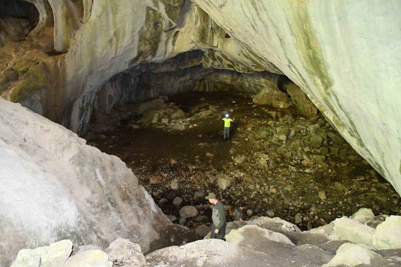 KASTAMONU’NUN ARAÇ İLÇESİNDE YAYLALAR GÜZERGAHINDA BULUNAN VE İÇERİSİNDEN IRMAK AKAN MAĞARANIN...