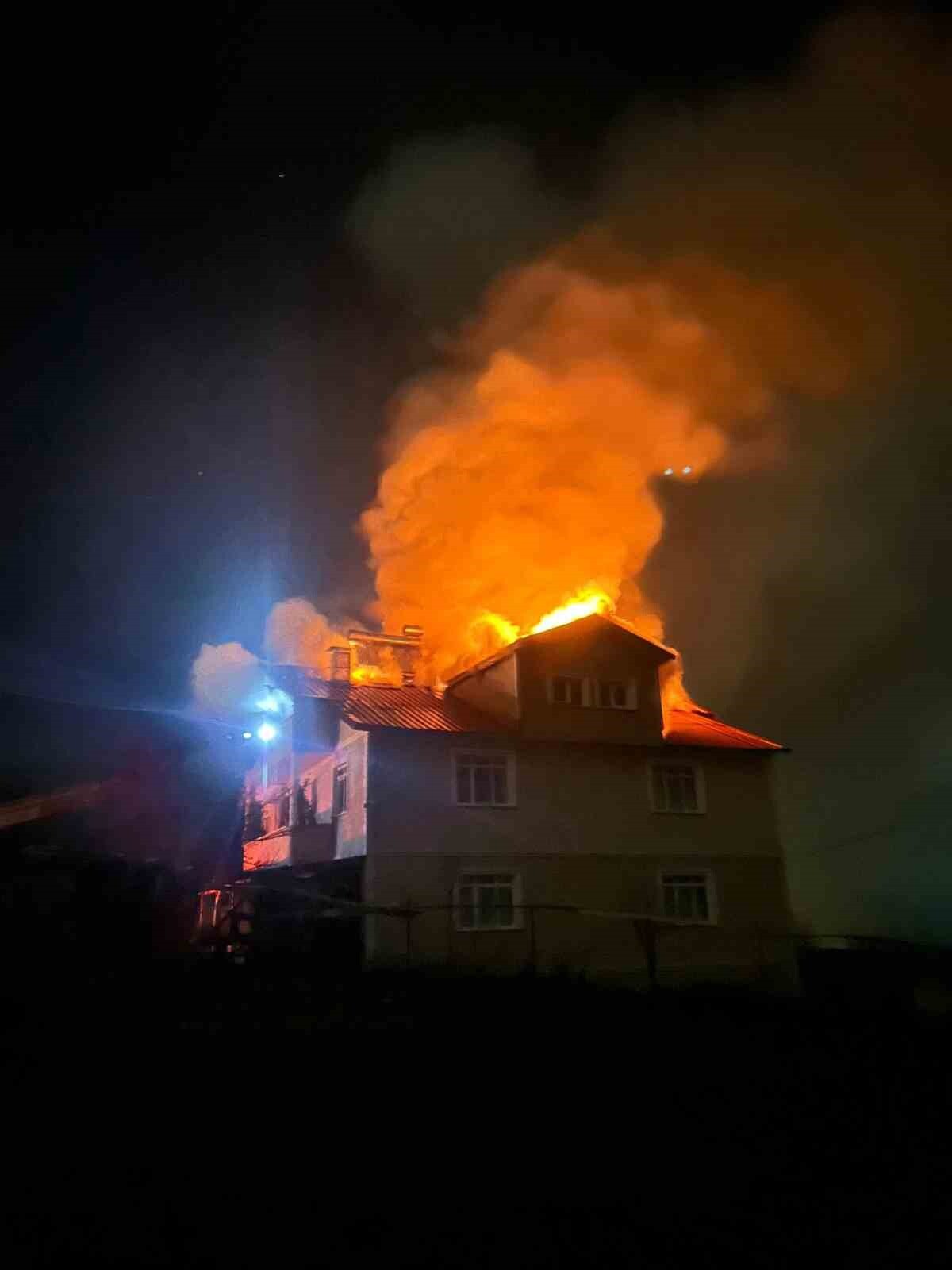 KASTAMONU’NUN AZDAVAY İLÇESİNDE ÇIKAN YANGINDA BİR EVİN ÇATISI KULLANILAMAZ HALE GELDİ.