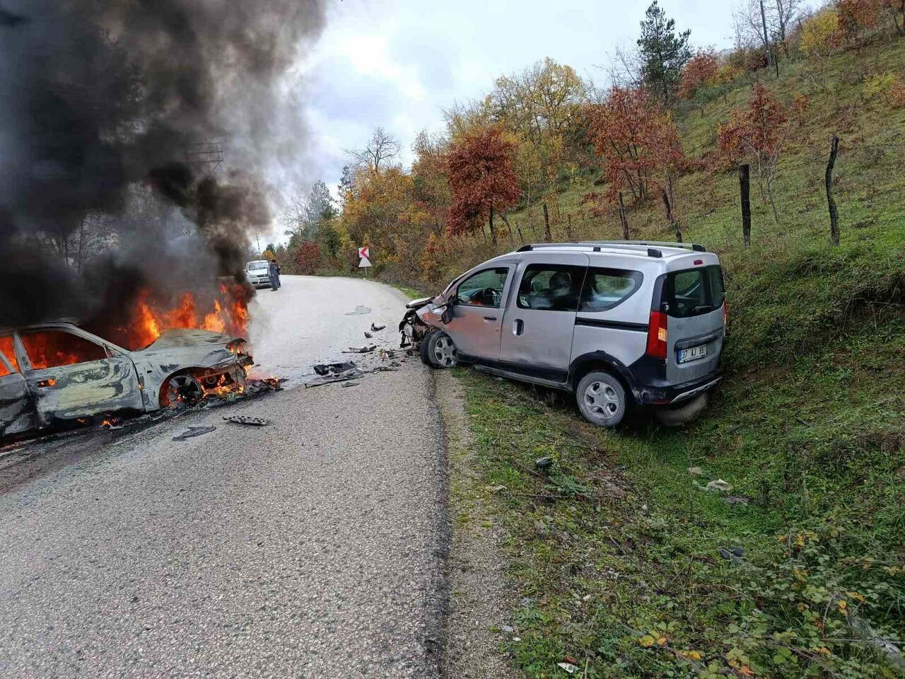 KASTAMONU’NUN ÇATALZEYTİN İLÇESİNDE HAFİF TİCARİ ARAÇ İLE ÇARPIŞAN OTOMOBİL ALEV ALDI. İTFAİYE...