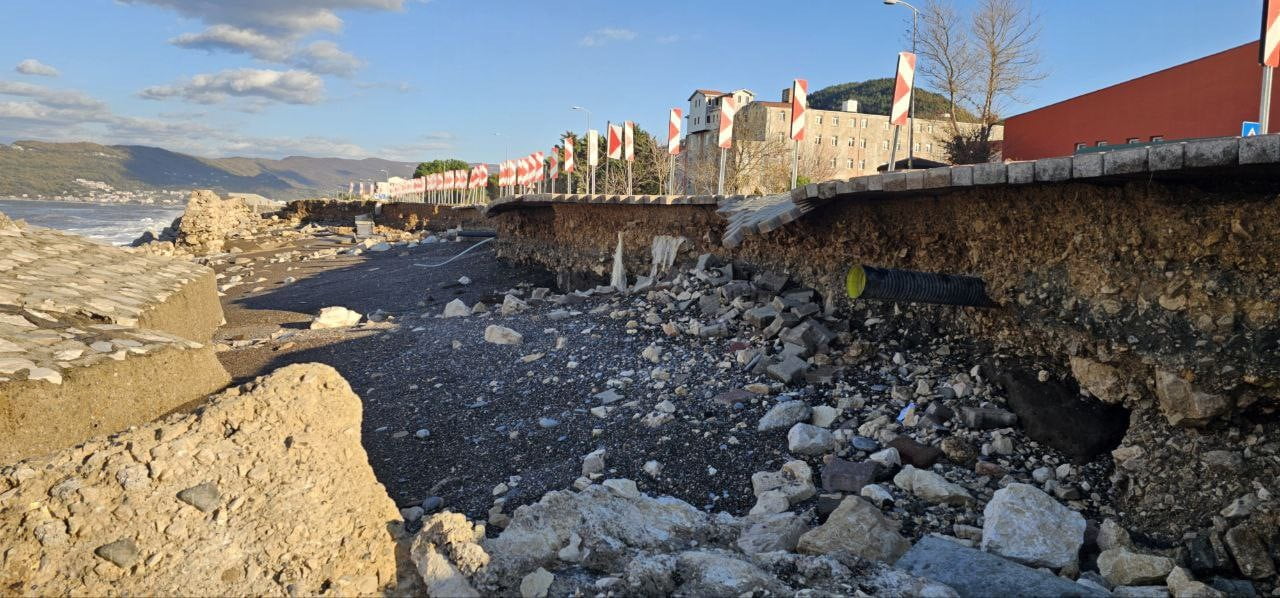 KASTAMONU’NUN CİDE İLÇESİ KIYILARINDA ETKİLİ OLAN FIRTINA NEDENİYLE OLUŞAN DEV DALGALAR, SAHİL...