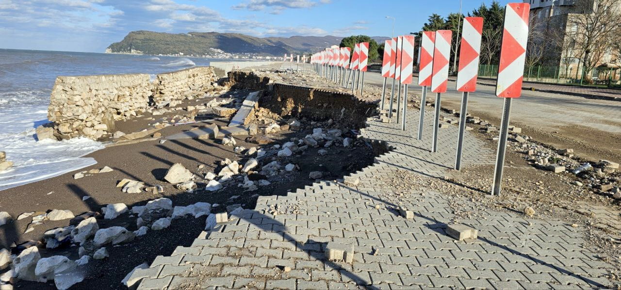 KASTAMONU’NUN CİDE İLÇESİ KIYILARINDA ETKİLİ OLAN FIRTINA NEDENİYLE OLUŞAN DEV DALGALAR, SAHİL...