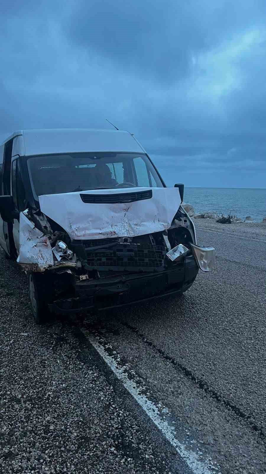 KASTAMONU’NUN CİDE İLÇESİNDE KAMYONA ÇARPAN SERVİS ARACINDAKİ 3 ÖĞRENCİ YARALANDI.