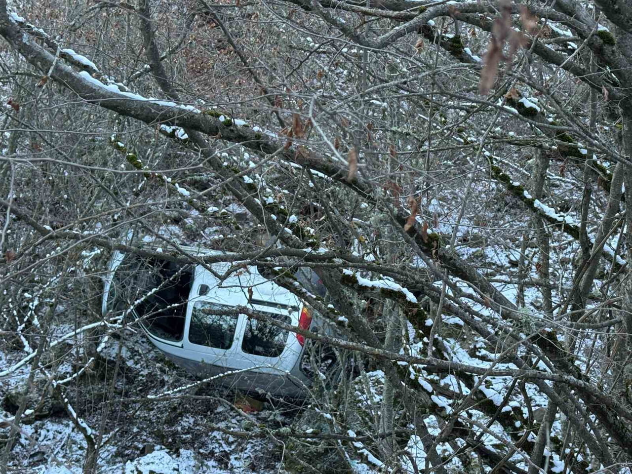 KASTAMONU’NUN HANÖNÜ İLÇESİNE BUZLANIN YOL NEDENİYLE DİREKSİYON HAKİMİYETİNİ KAYBEDEN SÜRÜCÜ...