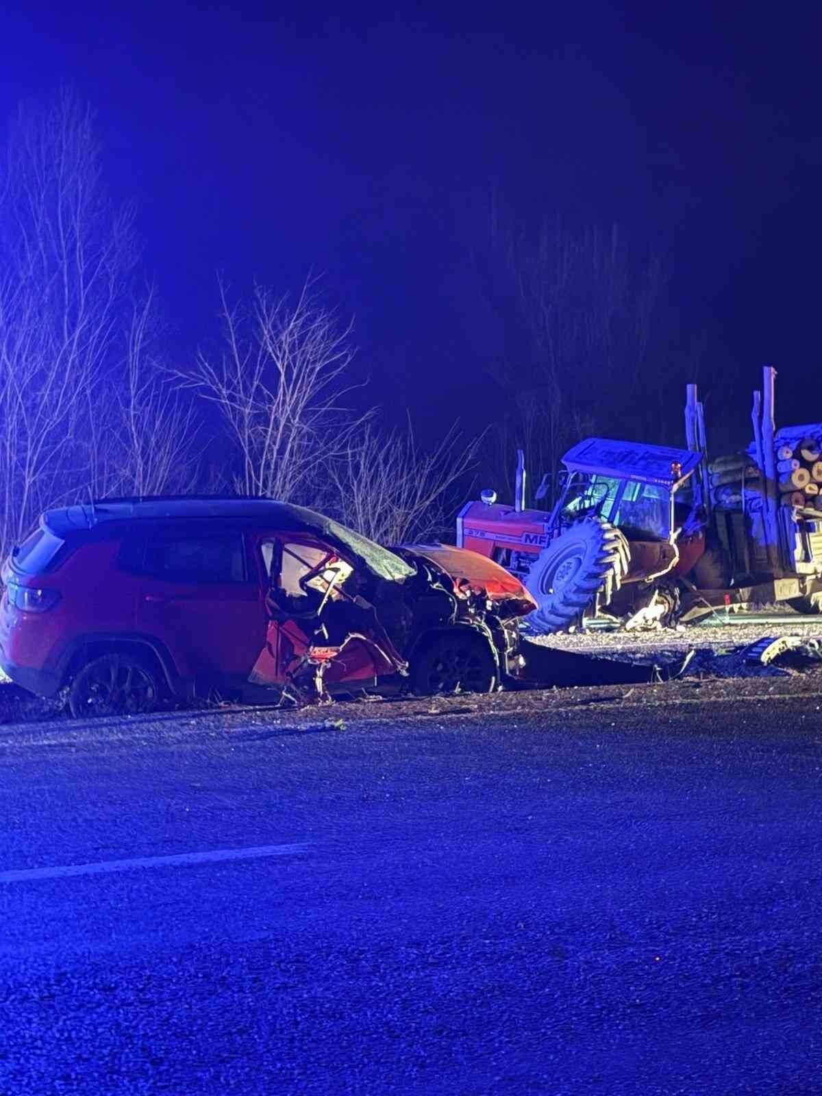 KASTAMONU’NUN TAŞKÖPRÜ İLÇESİNDE RÖMORKU ODUN YÜKLÜ TRAKTÖR İLE HAFİF TİCARİ ARAÇ ÇARPIŞTI. KAZADA...