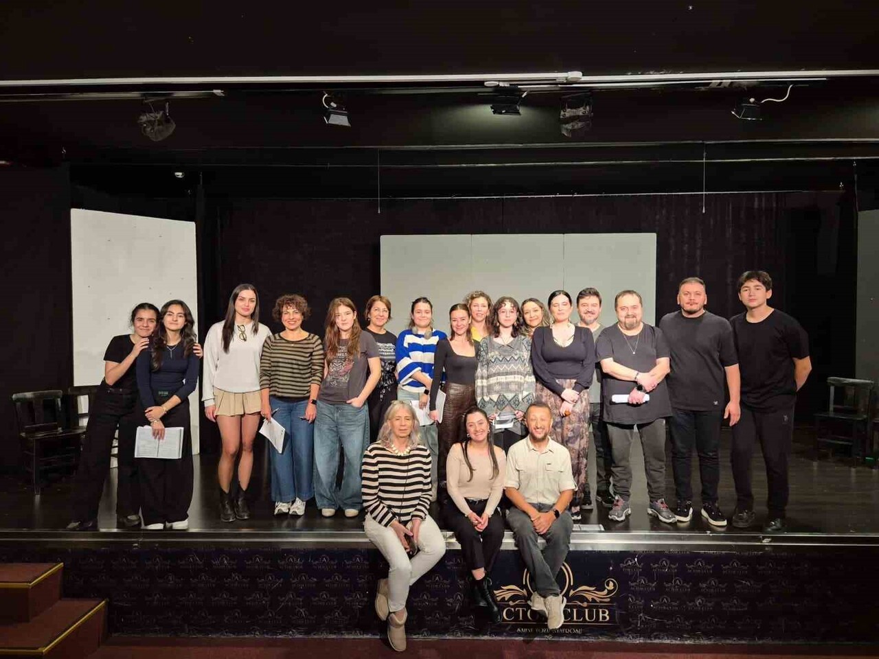 KATILIMIN YOĞUN OLDUĞU ETKİNLİKTE KAPSOUROU, OYUNCULUK TEKNİĞİ, BEDEN KULLANIMI VE SAHNE...