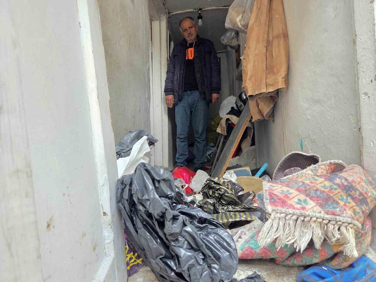 KAYA SAYGAN'IN EVİNDEN 4 KAMYON ÇÖP ÇIKARILDI AMA İÇERİDE HÂLÂ 2 KAMYONLUK ÇÖP VAR