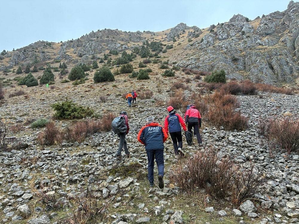 KAYALIKLARDA MAHSUR KALAN KEÇİLER JAK TİMİ TARAFINDAN KURTARILDI
