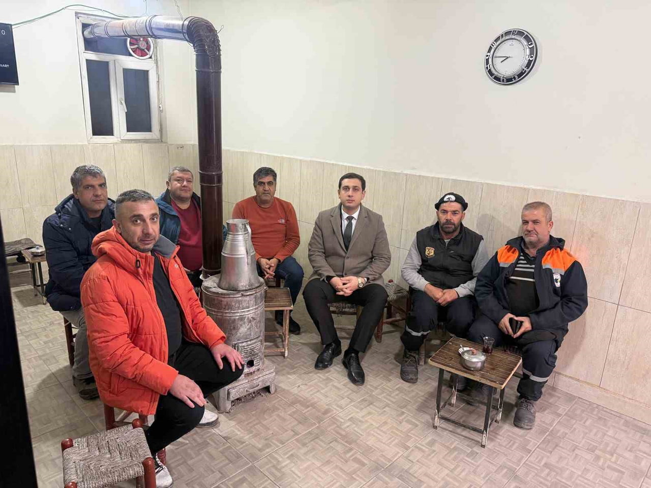 KAYMAKAM BAŞAR FIRINDA EKMEK PİŞİRİP, ÇAY OCAĞINDA KAHVE HAZIRLADI