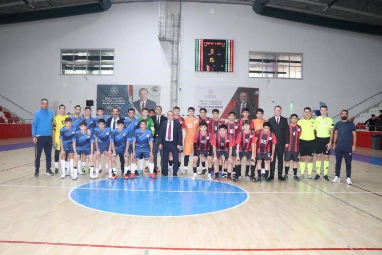 KAYMAKAM ÖZTÜRK OKUL SPORLARI GENÇ ERKEKLER FUTSAL GRUP MAÇLARINI TAKİP ETTİ