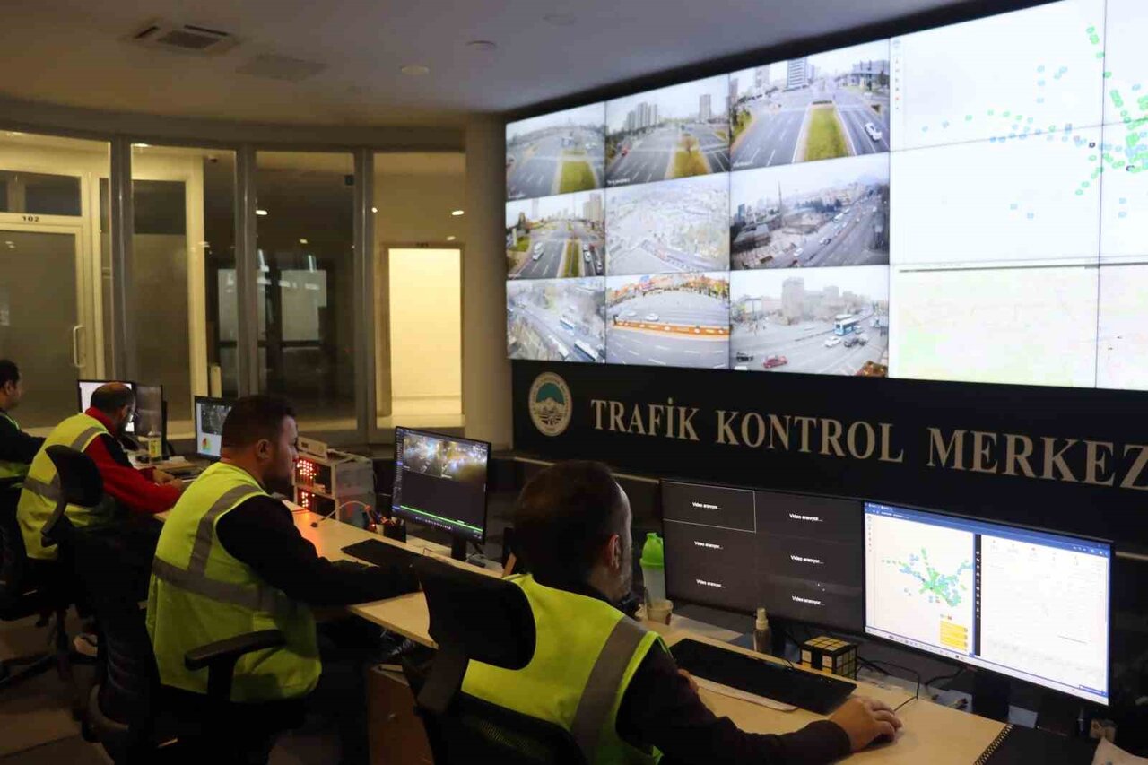KAYSERİ'DE KENTİN FARKLI KAVŞAKLARINA YERLEŞTİRİLEN 370 KAMERA İLE VATANDAŞLARIN ULAŞIMINI...