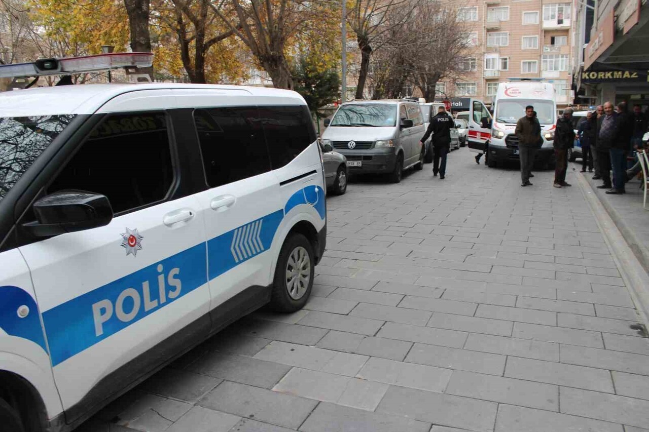 KAYSERİ'NİN MELİKGAZİ İLÇESİNDE BİR KİŞİ, YOLDAN GEÇENLERE BIÇAKLA SALDIRDI. OLAYDA 1'İ AĞIR 3...