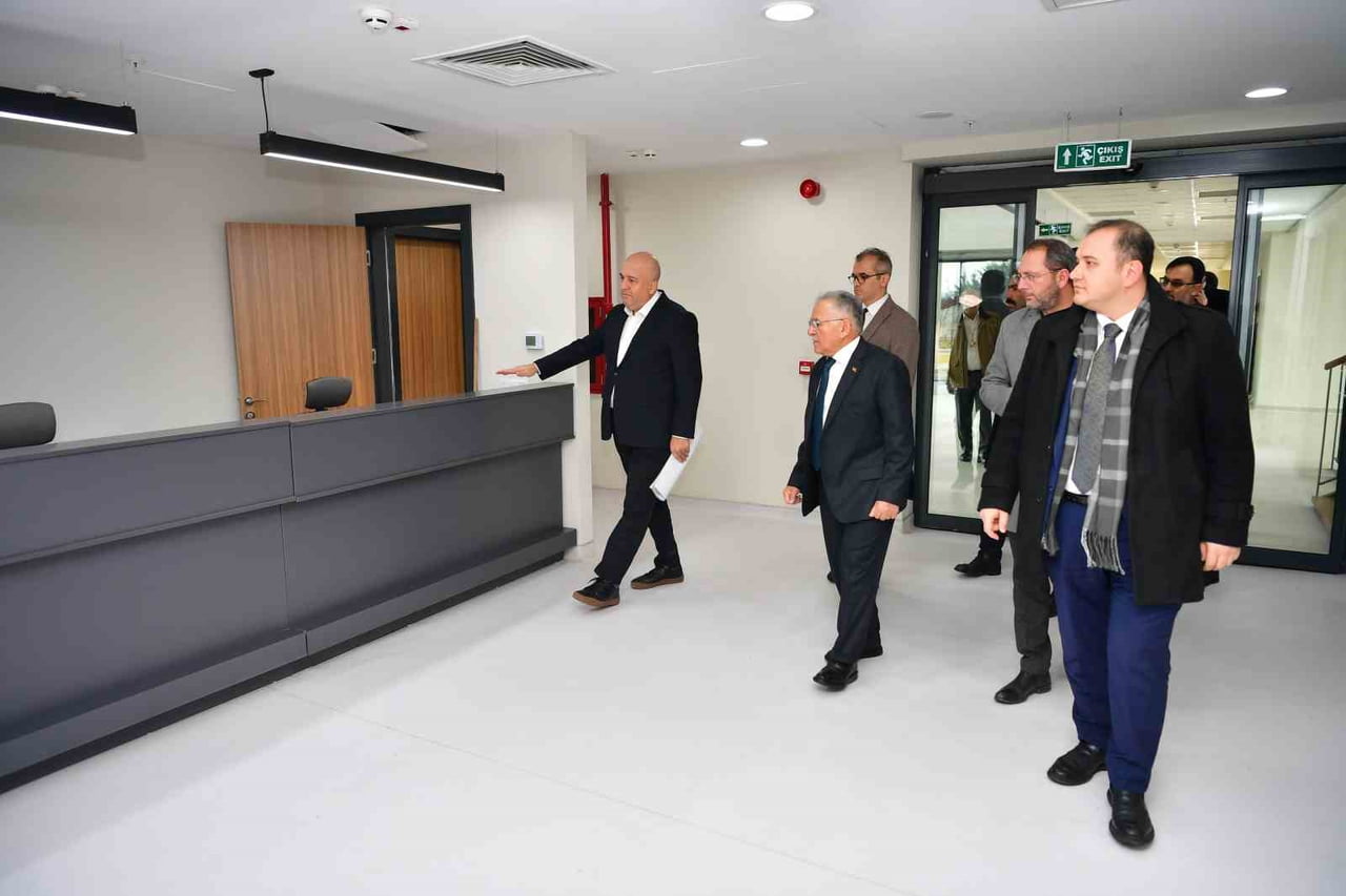 KAYSERİ BÜYÜKŞEHİR BELEDİYE BAŞKANI DR. MEMDUH BÜYÜKKILIÇ, HAYIRSEVER İŞ BİRLİĞİYLE HAYATA...