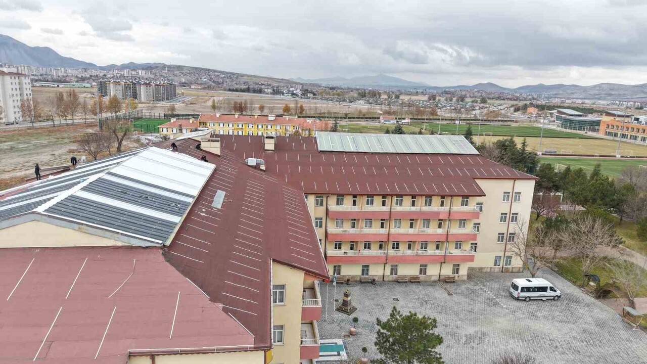 KAYSERİ BÜYÜKŞEHİR BELEDİYESİ; HACI RUKİYE GAZİOĞLU HUZUREVİ’NİN ÇATISINI YENİLİYOR. BÜYÜKŞEHİR...