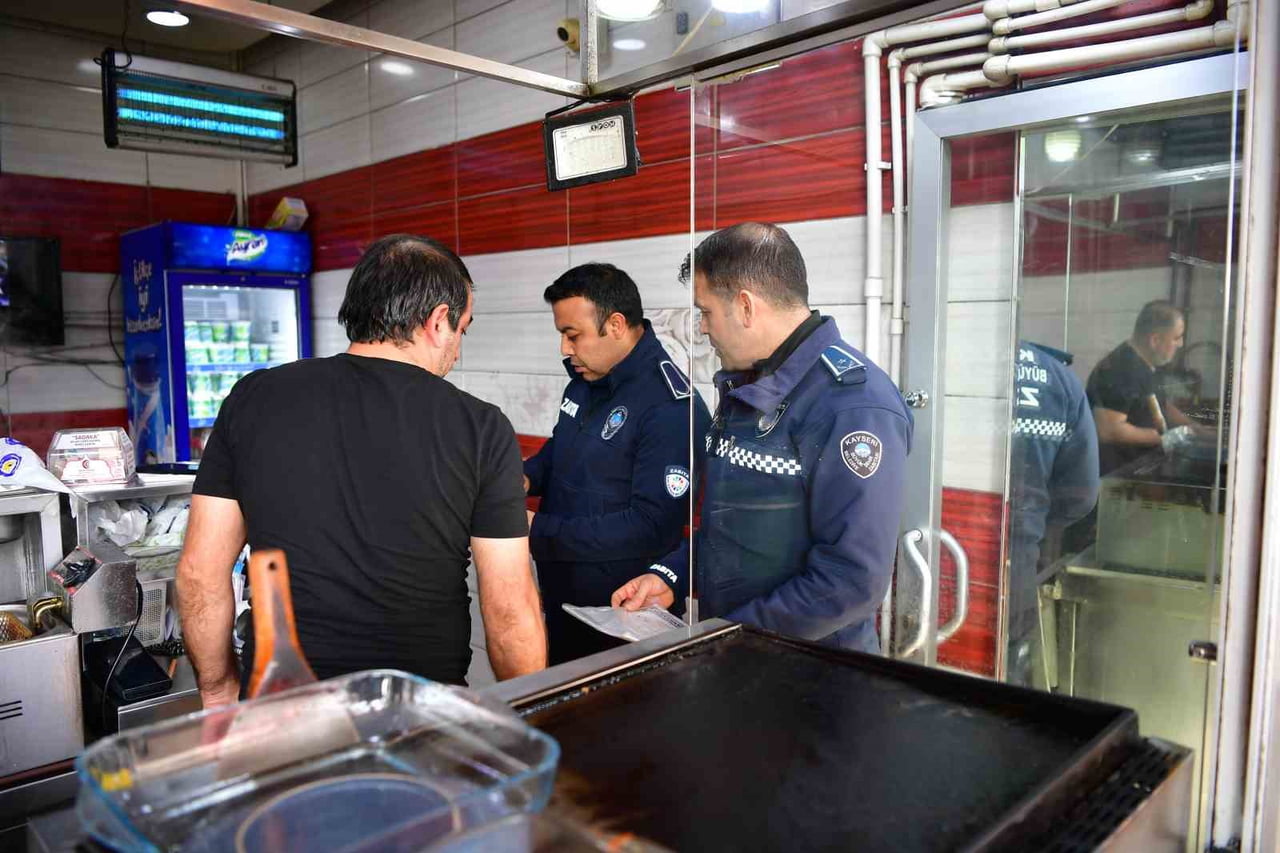 KAYSERİ BÜYÜKŞEHİR BELEDİYESİ ZABITA DAİRE BAŞKANLIĞI EKİPLERİ TARAFINDAN, CUMHURİYET MEYDANI...