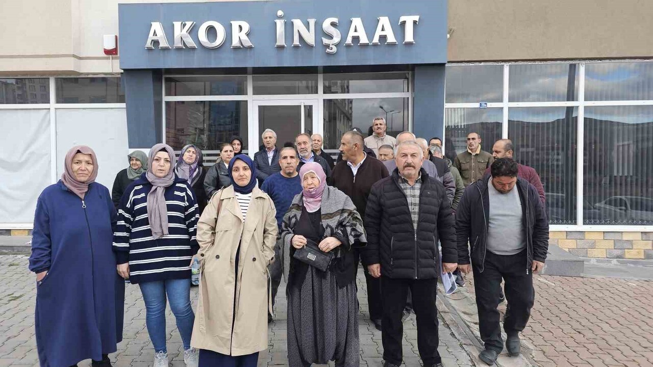 KAYSERİ’DE BİR GRUP VATANDAŞ, BİR MÜTEAHHİDİN EV SATMA VAADİYLE YÜKLÜ MİKTARDA PARA TOPLAYARAK...