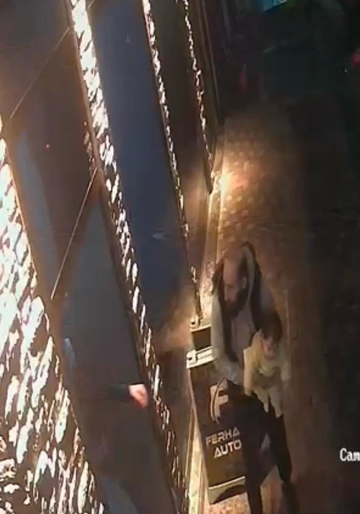 KAYSERİ’DE BOĞAZINA ŞEKER KAÇAN KIZ ÇOCUĞUNU NAKLİYECİLİK YAPAN BİR ESNAF HEİMLİCH MANEVRASIYLA...