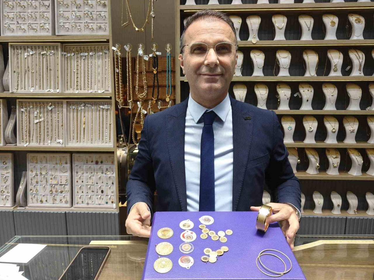 KAYSERİ’DE SARRAFLIK YAPAN MURAT POLAT, 2025 YILINDA ALTININ TAHMİNLERDEN DAHA HIZLI YÜKSELDİĞİNİ...