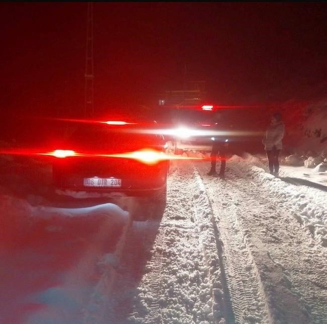 KAYSERİ’NİN HACILAR İLÇESİNDE BAĞ EVİNE GİTMEK İÇİN YOLA ÇIKAN 2 KİŞİ, YOLDA MAHSUR KALDI. POLİS...