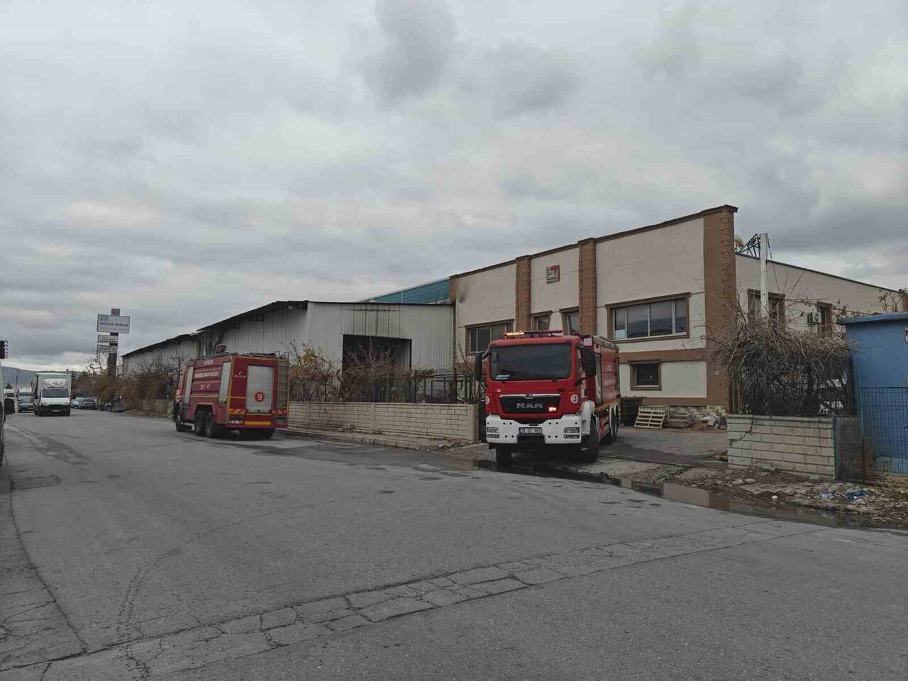 KAYSERİ’NİN MELİKGAZİ İLÇESİNDE BULUNAN BİR MOBİLYA FABRİKASININ DEPOSUNDA ÇIKAN YANGIN EKİPLER...