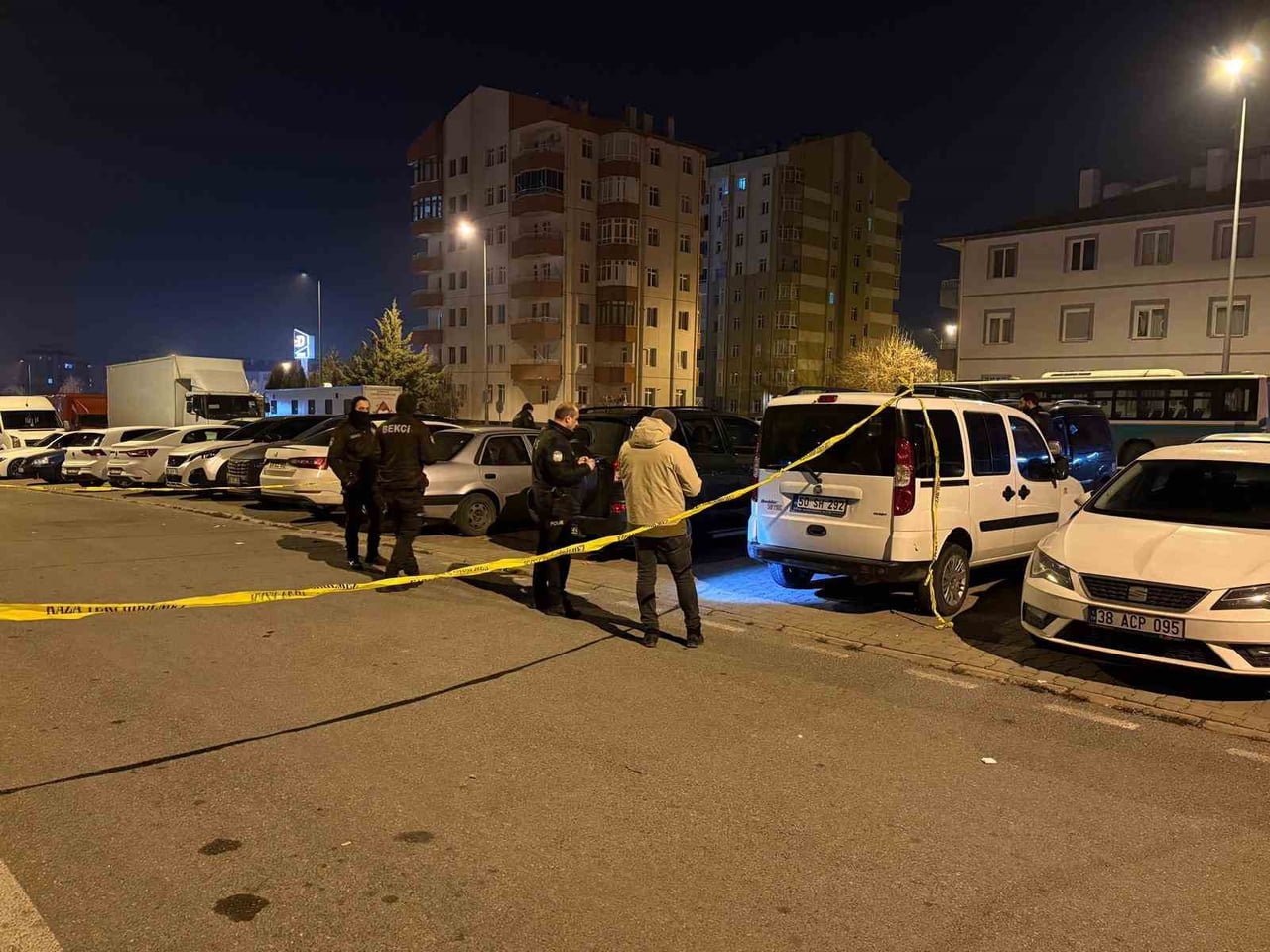 KAYSERİ’NİN MELİKGAZİ İLÇESİNDE KOMŞULAR ARASINDA ÇIKAN KAVGADA 2 ŞAHIS TÜFEK VE TABANCAYLA ETRAFA...