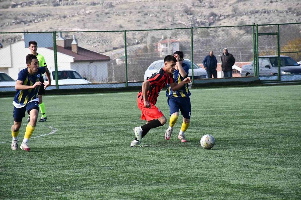 KAYSERİ U18 LİGİ B GRUBU'NDA HAFTA SONU OYNANAN HACILAR ERCİYESSPOR İLE KALESPOR 1-1 BERABERE...