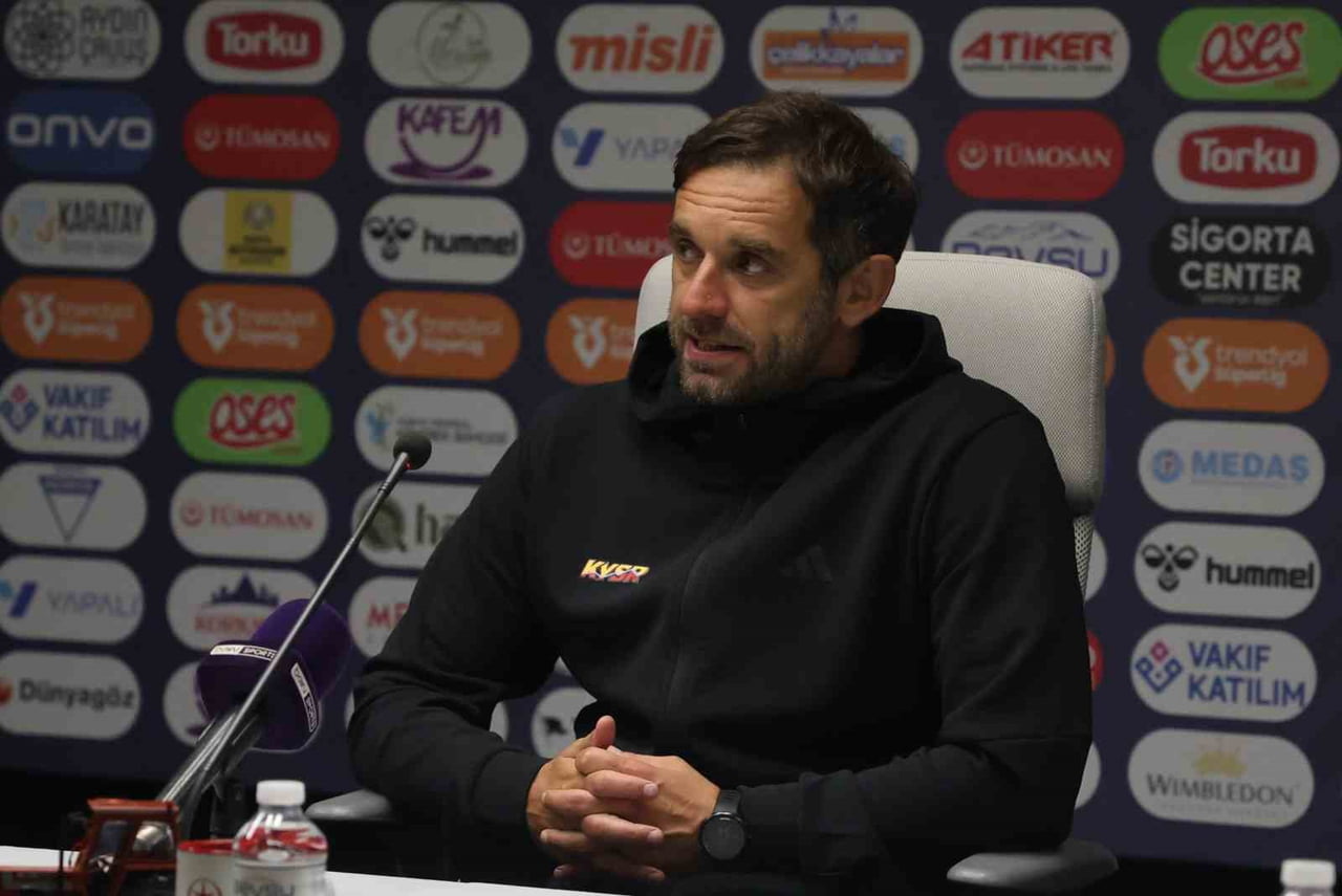 KAYSERİSPOR TEKNİK DİREKTÖRÜ RADOMİR DJALOVİC, KONYASPOR KARŞISINDA FUTBOLCULARININ CİDDİ ANLAMDA...