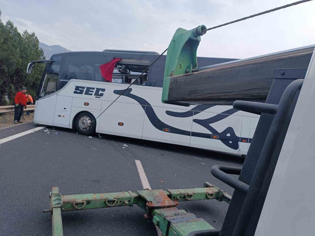 KAZADA KAPANAN E-90 OTOYOLU, ARAÇLARIN ÇEKİLMESİYLE TRAFİĞE AÇILDI