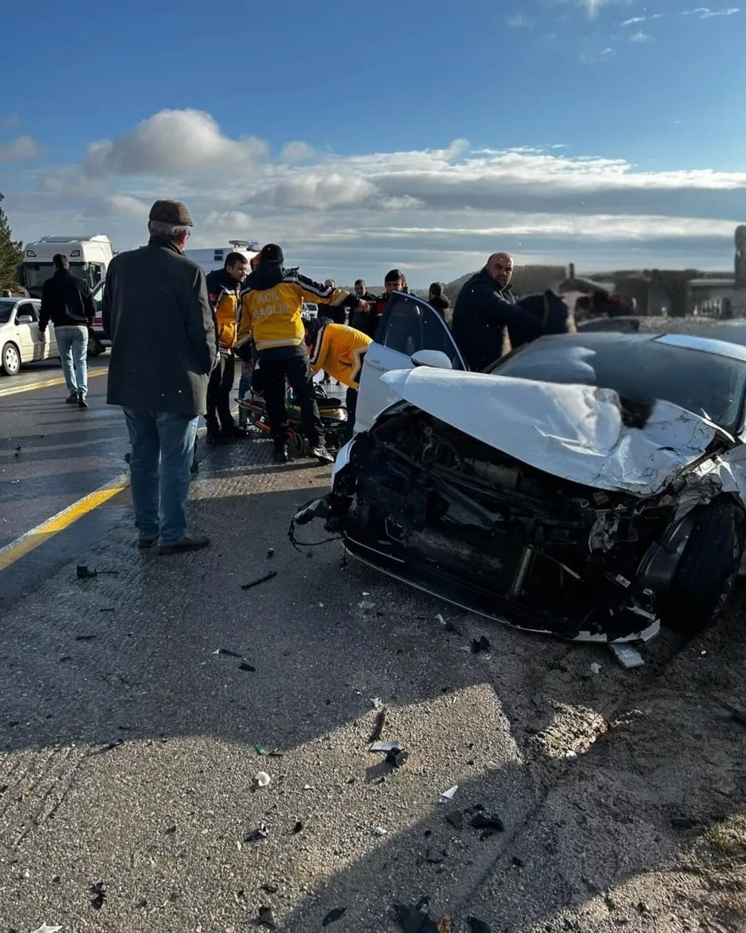 KAZADA YARALANAN 5 KİŞİ, SAĞLIK EKİPLERİNİN OLAY YERİNDE YAPTIĞI İLK MÜDAHALELERİN ARDINDAN...