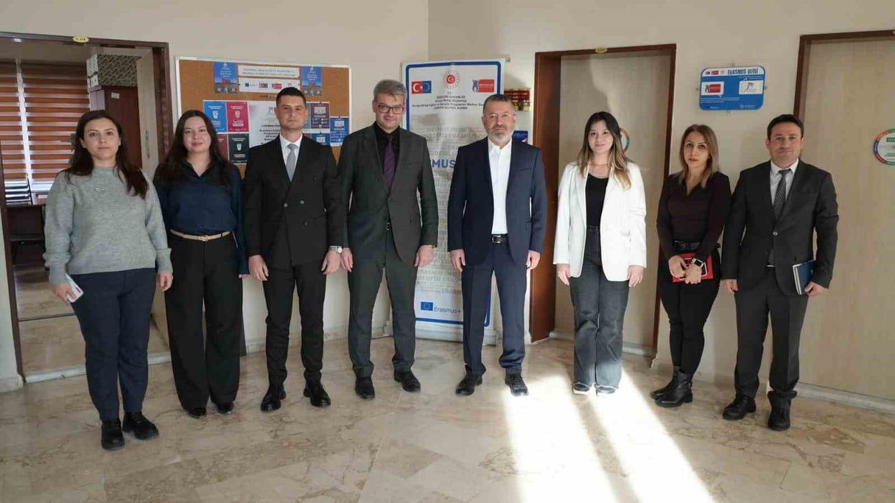 KBÜ REKTÖRÜ PROF. DR. FATİH KIRIŞIK, ULUSLARARASI İLİŞKİLER KOORDİNATÖRLÜĞÜNDE YAPILAN TOPLANTIDA...