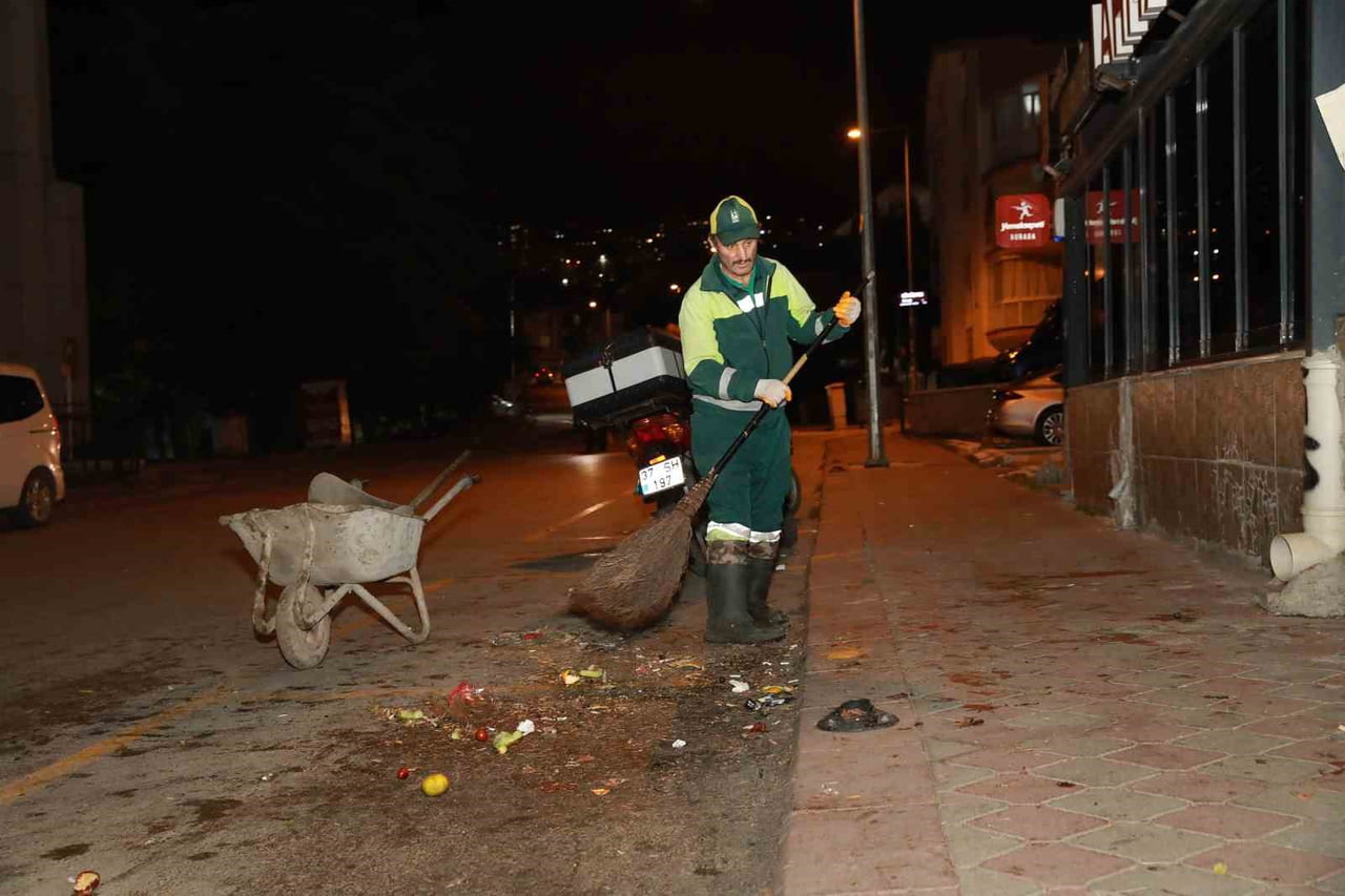 KEÇİÖREN BELEDİYESİ TEMİZLİK İŞLERİ MÜDÜRLÜĞÜ EKİPLERİ, İLÇE GENELİNDE KURULAN SEMT PAZARLARININ...