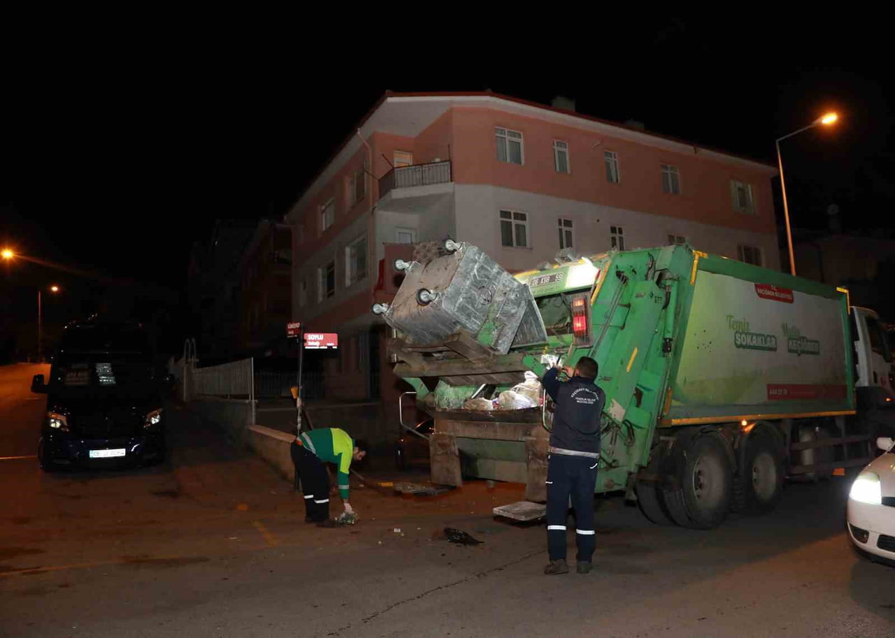 KEÇİÖREN BELEDİYESİ TEMİZLİK İŞLERİ MÜDÜRLÜĞÜ EKİPLERİ, İLÇE GENELİNDE KURULAN SEMT PAZARLARININ...