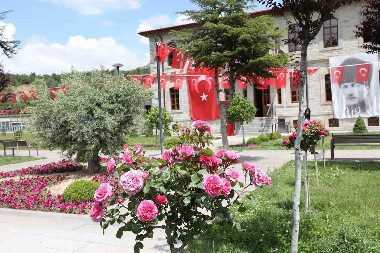 KEÇİÖREN’DE SERADA YETİŞTİRİLEN ÇİÇEKLER İLÇEDEKİ PARKLARA YERLEŞTİRİLİYOR.