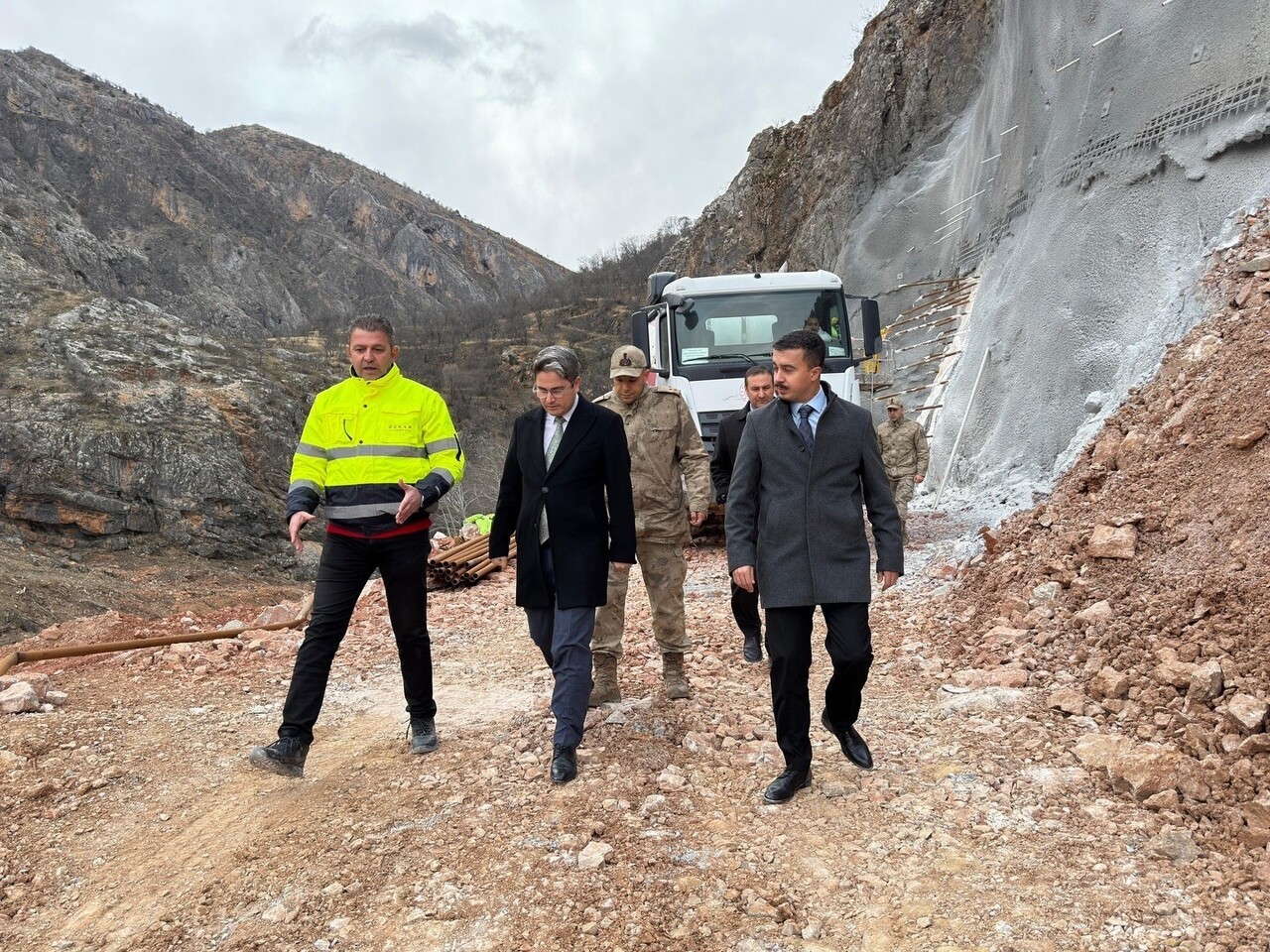 KEMALİYE KAYMAKAMI EMİRHAN ARIKAN SAHADA İNCELEMELERDE BULUNARAK YETKİLİLERDEN BİLGİ ALDI. ANCAK...