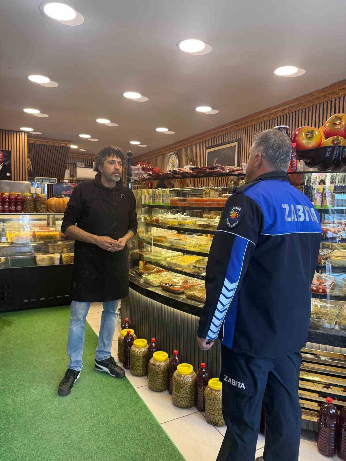 KEMER'DE YENİ YIL HAZIRLIKLARI ÖNCESİ ZABITA EKİPLERİ DENETİMLERİ SÜRDÜRÜYOR.