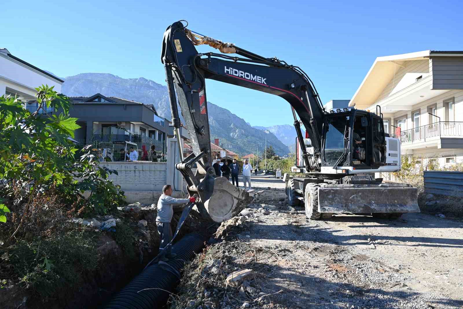 KEMER BELEDİYESİ FEN İŞLERİ MÜDÜRLÜĞÜ EKİPLERİ, KUZDERE MAHALLESİ’NDE YAĞMUR SUYU DRENAJ HATTI...