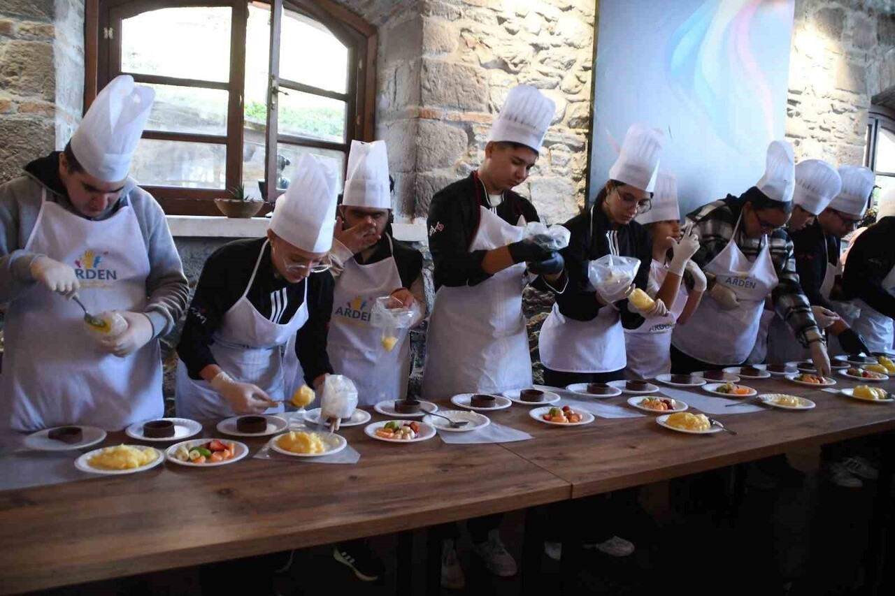 KENDİ ELLERİYLE YAPIP, KONUKLARA İKRAM ETTİLER