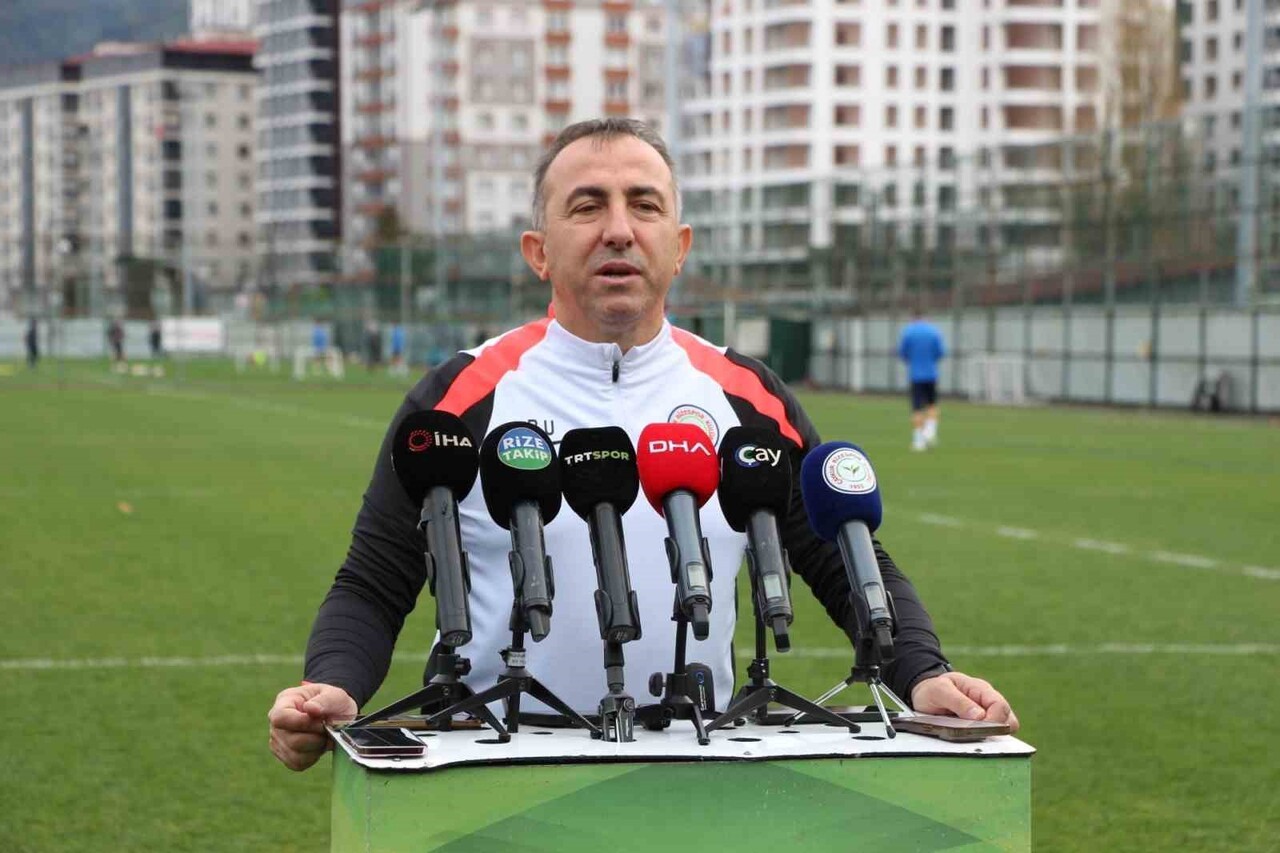 KENDİ TARAFTARI ÖNÜNDE İLK MAÇINA ÇIKACAK OLAN ÇAYKUR RİZESPOR TEKNİK DİREKTÖRÜ RECEP UÇAR, EYÜP...