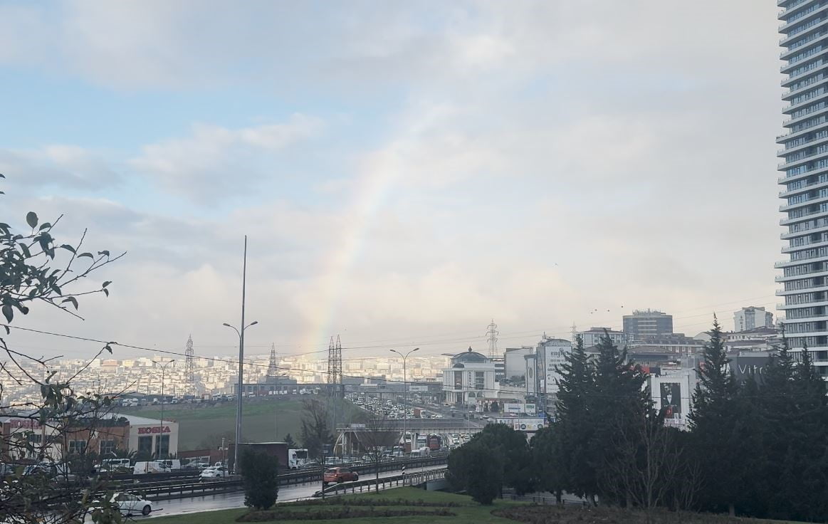 KENT GENELİNDE ETKİLİ OLAN YAĞMUR SONRASI GÖKKUŞAĞI SÜRPRİZİ YAŞANDI. İSTANBUL BEYLİKDÜZÜ VE...