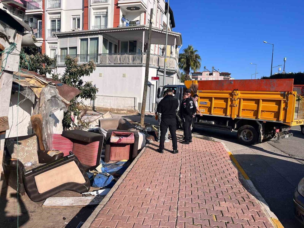 KEPEZ BELEDİYESİ, İLÇEDEKİ BİR MÜSTAKİL EVİN ÇEVRESİNDE BİRİKEN ATIK VE HURDA MALZEMELERE YÖNELİK...