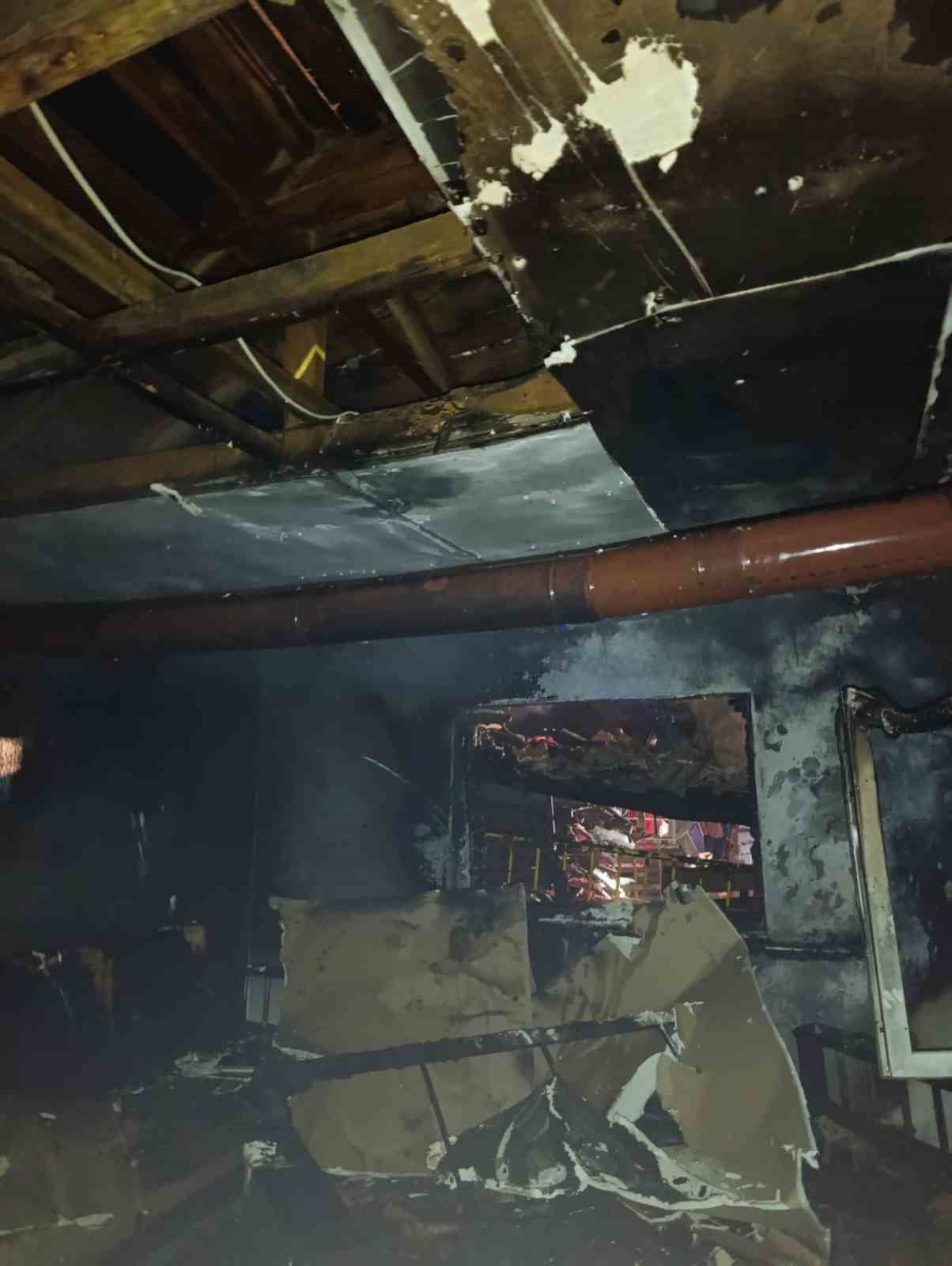 KEŞAN’DA ÇIKAN YANGINLARDA 2 EV KULLANILAMAZ HALE GELDİ