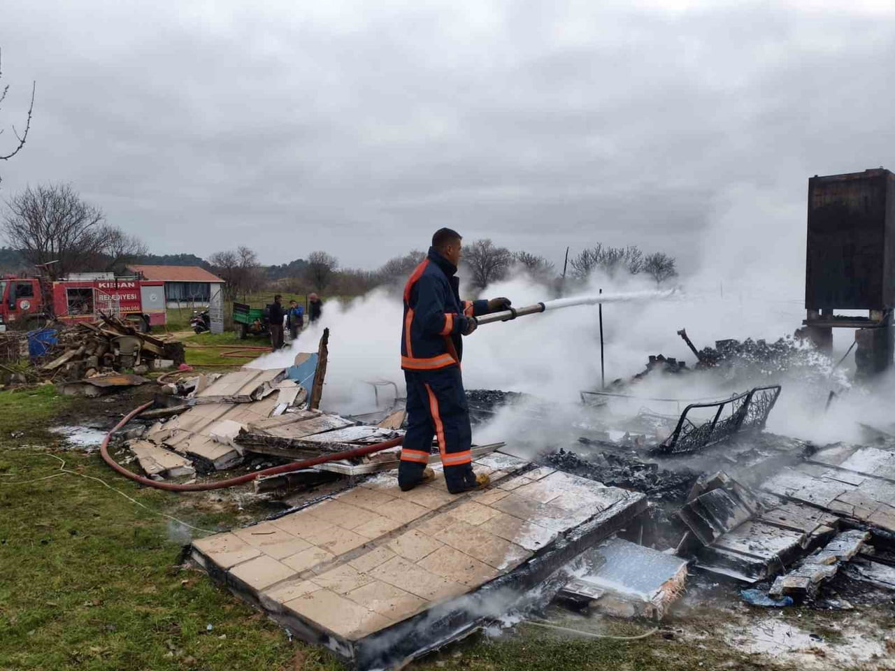 KEŞAN’DA ÇIKAN YANGINLARDA 2 EV KULLANILAMAZ HALE GELDİ