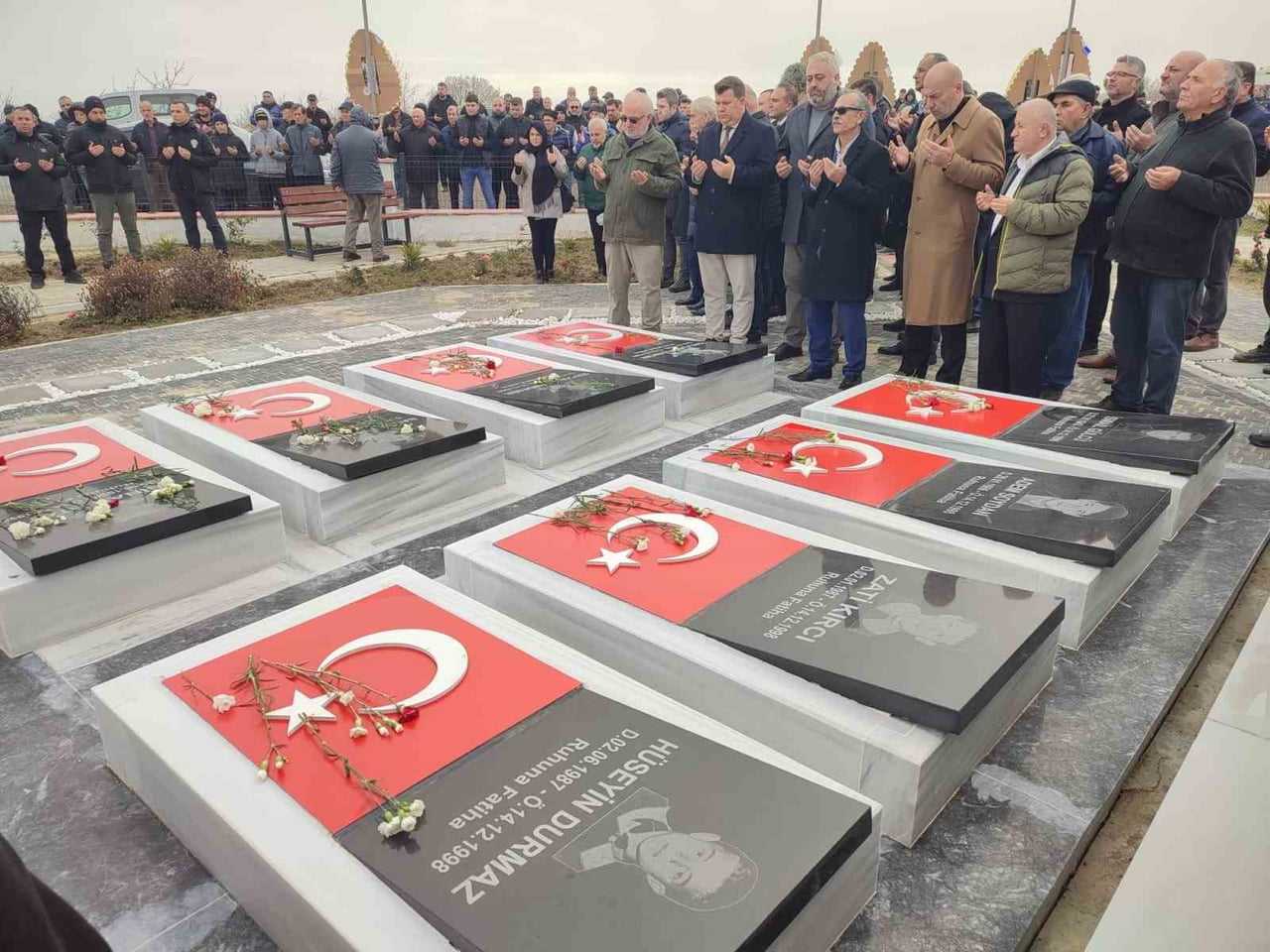 KEŞAN’DA TRAFİK KAZASINDA HAYATINI KAYBEDEN “EĞİTİM ŞEHİTLERİ” İÇİN YAPILAN ANIT...