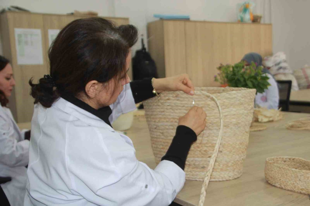 KESİLEREK İP HALİNE GETİRİLEN KABUKLAR, YAPILACAK ÜRÜNE GÖRE FARKLI TEKNİKLERLE ÖRÜLÜYOR. ÖRME...